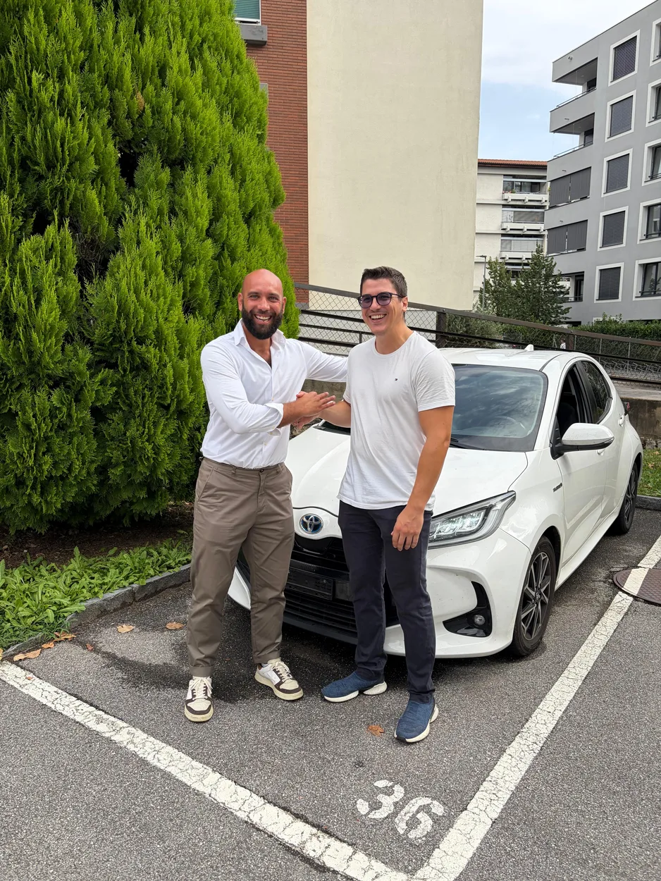 Cliente con Madian davanti alla sua Toyota venduta