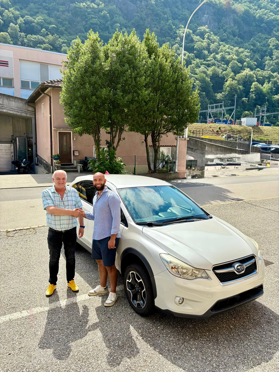 Cliente con Madian davanti alla sua Subaru venduta