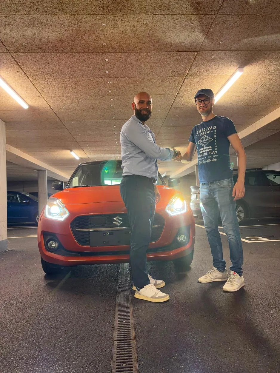 Cliente con Madian davanti alla sua Suzuki venduta
