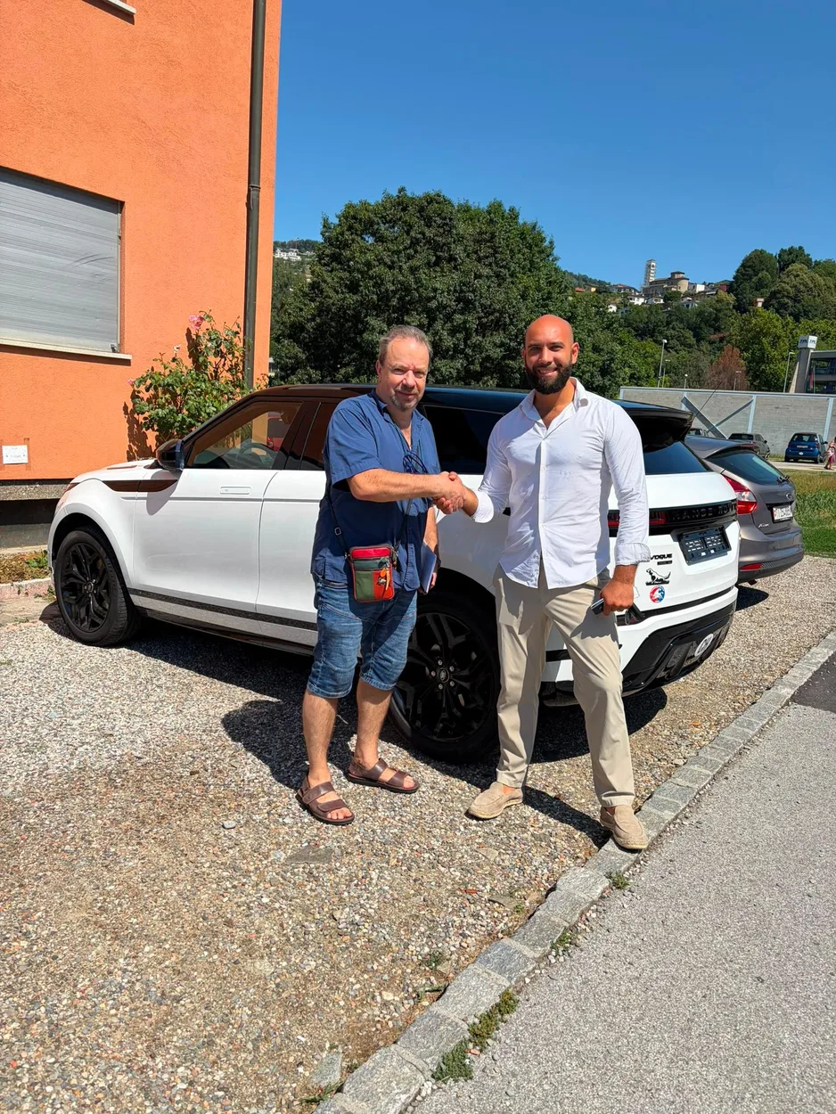 Cliente con Madian davanti alla sua Range Rover venduta