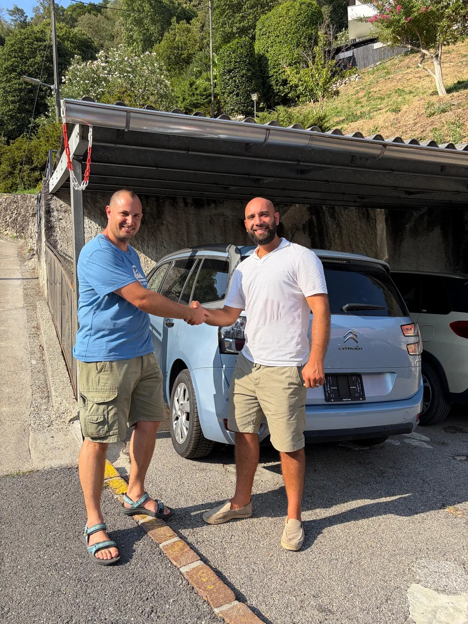Cliente con Madian davanti alla sua Citroën venduta