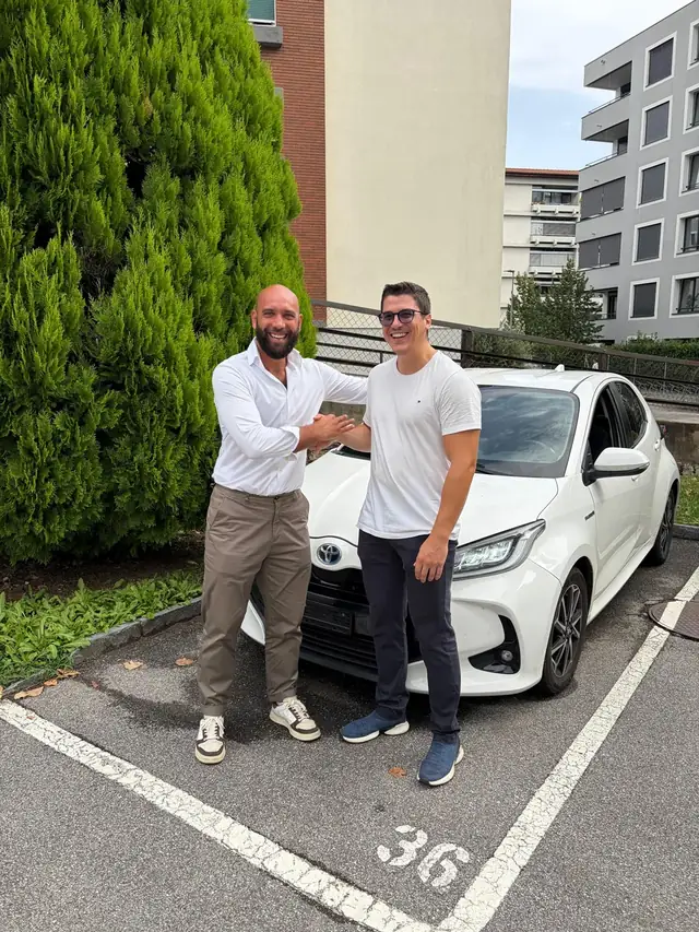 Cliente con Madian davanti alla sua Toyota venduta