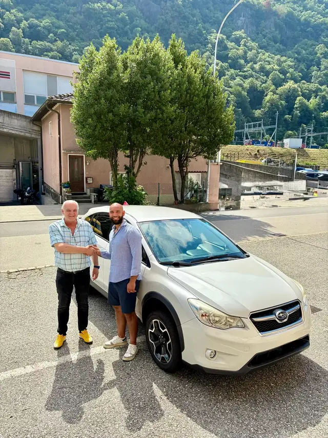 Cliente con Madian davanti alla sua Subaru venduta