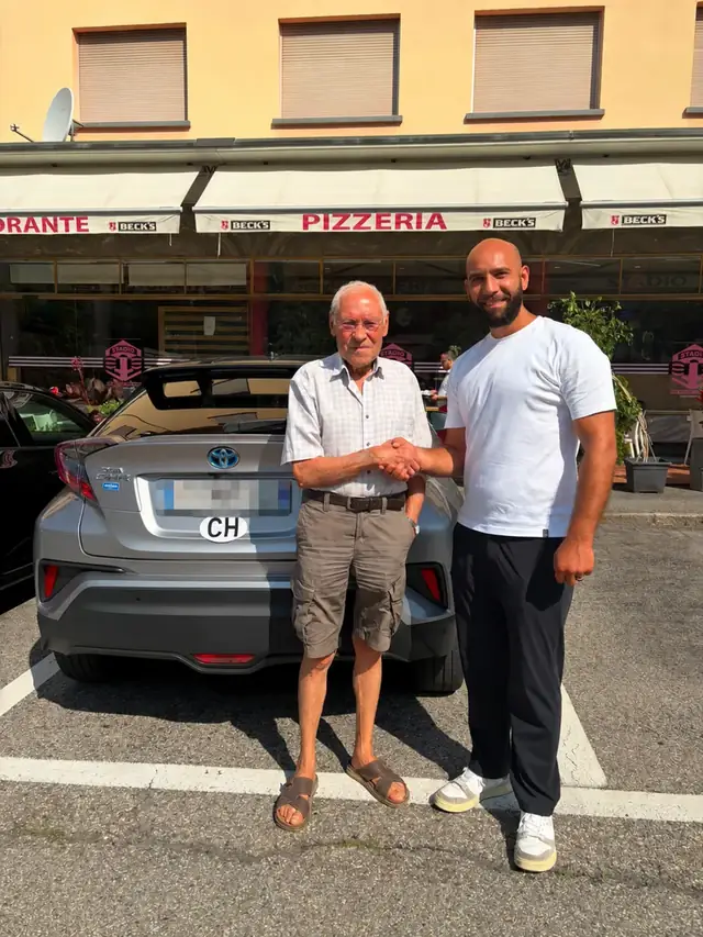 Cliente con Madian davanti alla sua Toyota venduta in Ticino